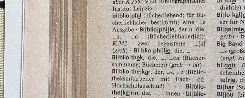 Duden, aufgeschlagene Seite mit dem Wort Bibliothek