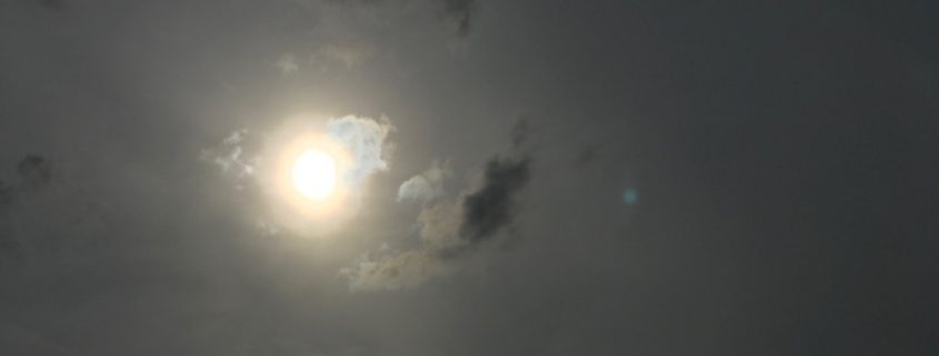 Trübe Sonne im milchigen Himmel