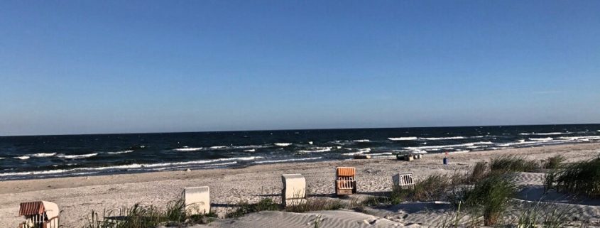 Strand und Dünen - Fußspuren in den Dünen, - Nachhaltigkeit?