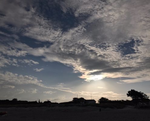 Schäfchenwolken am frühen Morgen