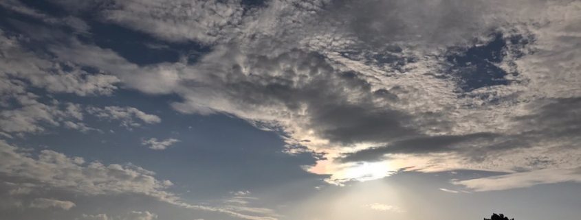 Schäfchenwolken am frühen Morgen